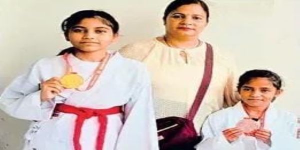 प्रदेश स्तरीय विद्यालय कराटे प्रतियोगिता में पदक जीतने वाली वेदांशी और संध्या। प्रदेश स्तरीय विद्यालय कराटे प्रतियोगिता में पदक जीतने वाली वेदांशी और संध्या।