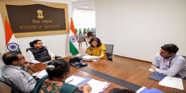 नई दिल्ली स्थित शिक्षा मंत्रालय में अधिकारियों के साथ बैठक करते शिक्षा मंत्री प्रह्लाद जोशी। नई दिल्ली स्थित शिक्षा मंत्रालय में अधिकारियों के साथ बैठक करते शिक्षा मंत्री प्रह्लाद जोशी।