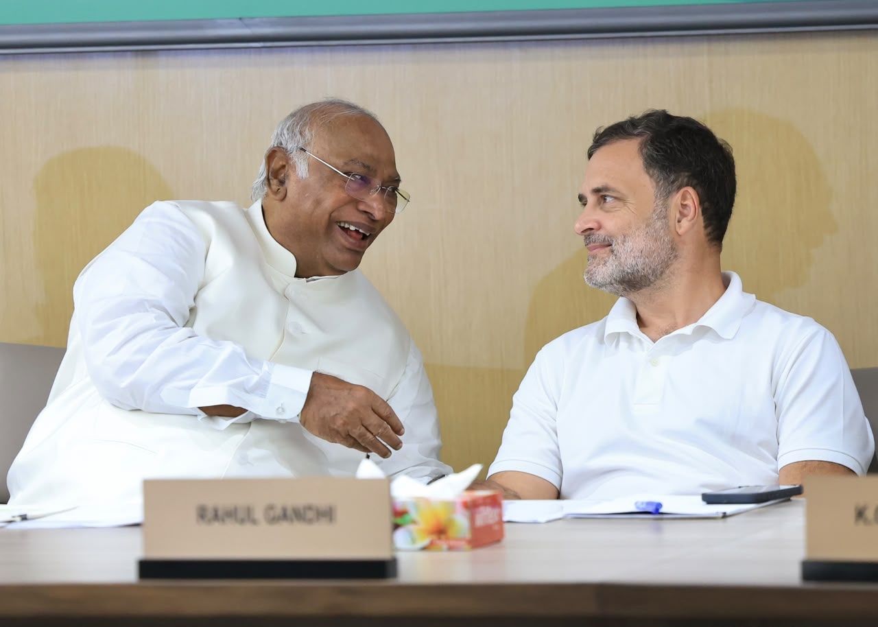 कांग्रेस कार्यसमिति (सीडब्ल्यूसी) की बैठक में कांग्रेस अध्यक्ष मल्लिकार्जुन खरगे। कांग्रेस कार्यसमिति (सीडब्ल्यूसी) की बैठक में कांग्रेस अध्यक्ष मल्लिकार्जुन खरगे।