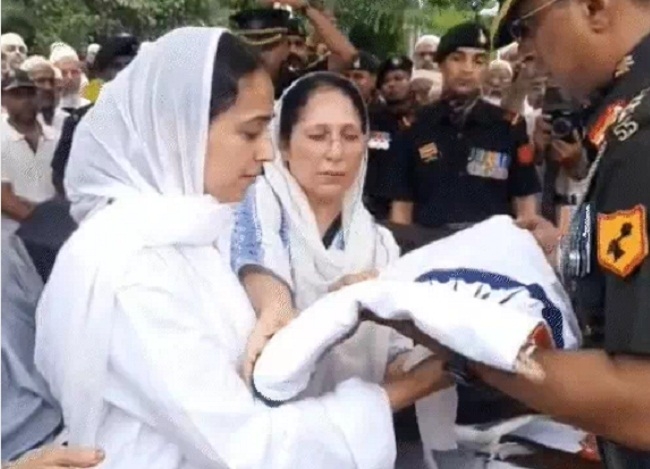 मेजर हमजा को तिरंगा सौंपते हुए सैन्य अधिकारी मेजर हमजा को तिरंगा सौंपते हुए सैन्य अधिकारी