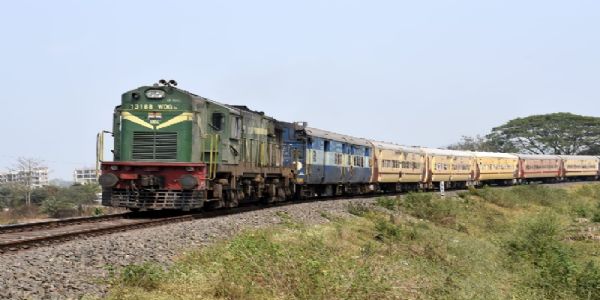 असम: न्यू बंगाईगांव जंक्शन पर चलती ट्रेन से गिरकर यात्री की मौत
