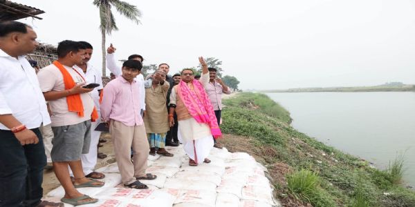 नरकटिया- नन्हकार गंगा जमींदारी तटबंध पर चल रहे फ्लड फाइटिंग कार्य का किया निरीक्षण