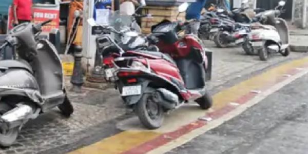 तल्लीताल बाजार मार्ग अवरुद्ध करने वालों पर पुलिस ने की कार्रवाई