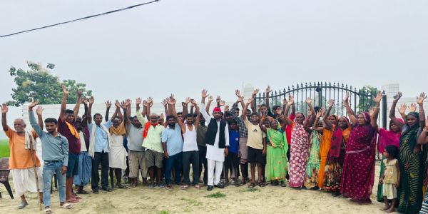 बिजली संकट पर ग्रामीणों का प्रदर्शन, सपा नेता विजय रावत ने दी धरने की चेतावनी