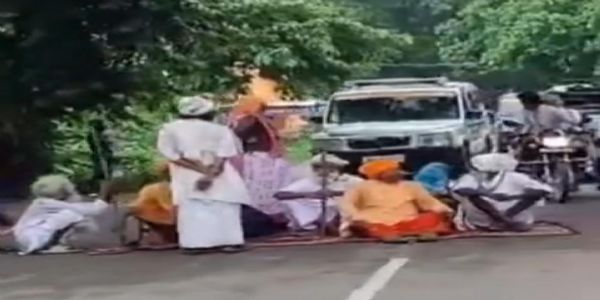 लाहिलपार मंदिर के सामने पुजारी और ग्रामीणों ने लगाया जाम, थानाध्यक्ष पर लगाए आरोप
