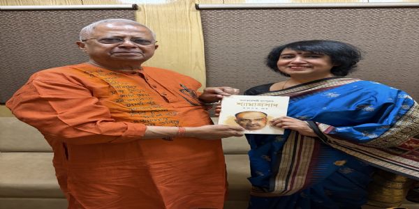 पूर्व राज्यपाल तथागत राय ने तस्लीमा नसरीन को भेंट की अपनी पुस्तक भारत केसरी युगपुरुष श्यामा प्रसाद