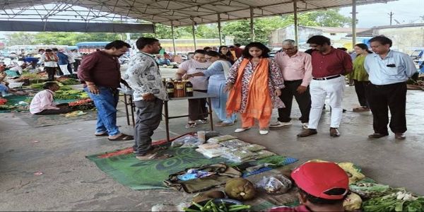जैविक हाट : शुद्ध और रसायन मुक्त उत्पादों के खरीदारों की बढ़ रही संख्या
