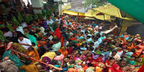 मीरजापुर : सावन के रविवार पर बड़ी शीतला माता धाम में उमड़ा आस्था का सैलाब, श्रद्धालु चुनरी, सिंदूर लेकर पहुंचे