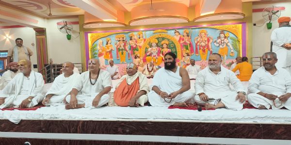 अयोध्या: हनुमानगढ़ी के उज्जैनिया पट्टी के नवनिर्वाचित श्रीमहंत संदीप दास का संतों ने किया सम्मान