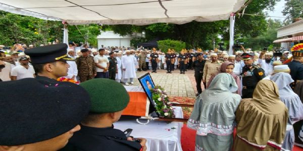 मप्र के इंदौर में मेजर हमजा आरिफ को सैन्य सम्मान के साथ दी गई अंतिम विदाई, लगे देशभक्ति के नारे