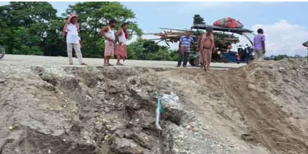 जर्जर सड़क से अंतिम संस्कार में बाधा, ग्रामीणों ने किया पथावरोध