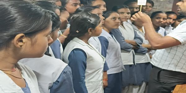 नगर पालिका इंटर कॉलेज पहुंची विज्ञान बस, विद्यार्थियों ने प्रयोगों से समझा विज्ञान का महत्व