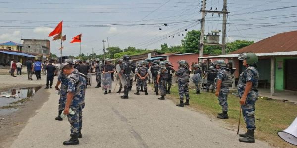 अररिया फोटो:कप्तानगंज में तैनात पुलिस और सशस्त्र पुलिस बल अररिया फोटो:कप्तानगंज में तैनात पुलिस और सशस्त्र पुलिस बल