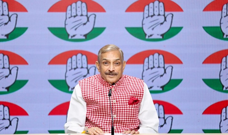 कांग्रेस सांसद प्रमोद तिवारी ने कांग्रेस मुख्यालय में पत्रकार वार्ता को संबोधित करते हुए। कांग्रेस सांसद प्रमोद तिवारी ने कांग्रेस मुख्यालय में पत्रकार वार्ता को संबोधित करते हुए।