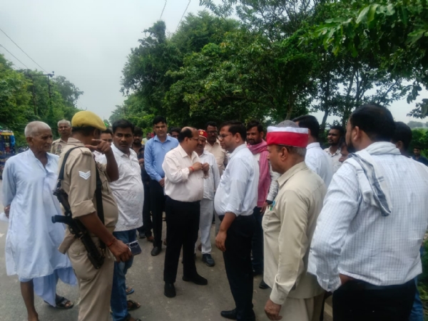 बस दुर्घटना ग्रस्त स्थल का निरीक्षण करते हुए उप जिलाधिकारी परमानंद झा