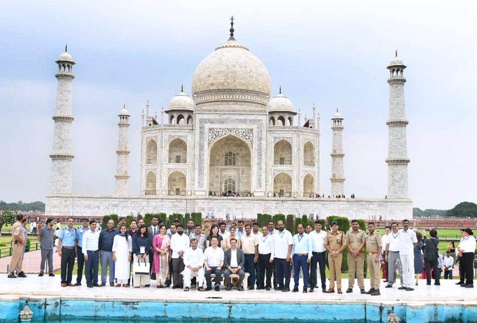 उप्र : आगरा के ताजमहल में जापानी डेलिगेशन उप्र : आगरा के ताजमहल में जापानी डेलिगेशन
