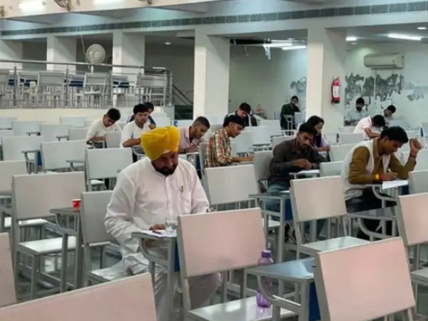 ਪ੍ਰੀਖਿਆ ਦਿੰਦੇ ਹੋਏ ਸਾਬਕਾ ਮੁੱਖ ਮੰਤਰੀ ਅਤੇ ਕਾਂਗਰਸ ਦੇ ਸੰਸਦ ਮੈਂਬਰ ਚਰਨਜੀਤ ਸਿੰਘ ਚੰਨੀ ਪ੍ਰੀਖਿਆ ਦਿੰਦੇ ਹੋਏ ਸਾਬਕਾ ਮੁੱਖ ਮੰਤਰੀ ਅਤੇ ਕਾਂਗਰਸ ਦੇ ਸੰਸਦ ਮੈਂਬਰ ਚਰਨਜੀਤ ਸਿੰਘ ਚੰਨੀ