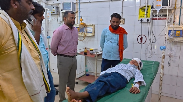 बस दुर्घटना में घायल बच्चे जिला अस्पताल में इलाज के दौरान