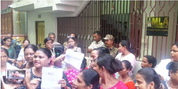 मंत्री मालती रावा रॉय के घर के सामने महिलाओं का प्रदर्शन