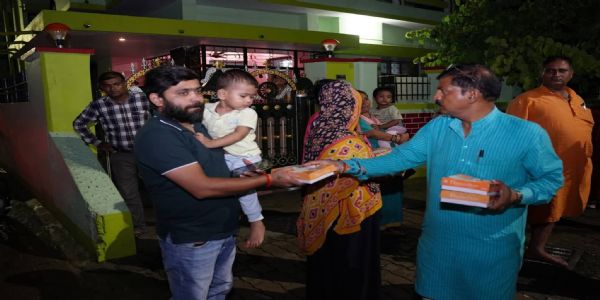 प्रयागराज : जलभराव प्रभावितों की मदद में जुटे भाजपा कार्यकर्ता, जरूरतमंदों को बांटे भोजन पैकेट