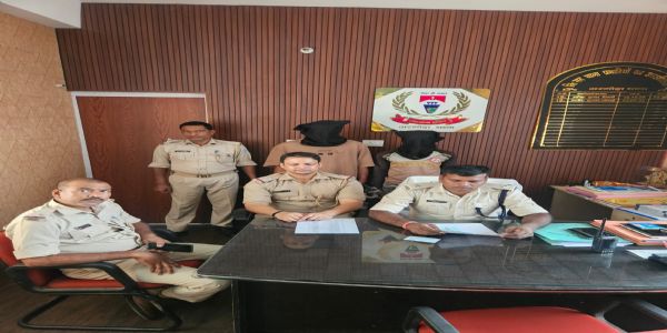 मोबाइल लूटने के आरोप में दो गिरफ्तार, चाकू बरामद