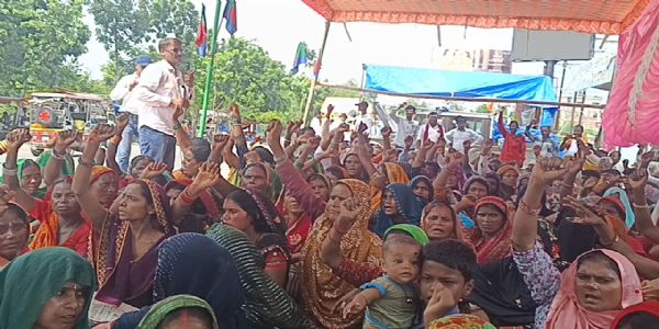 कोसी बाढ़-कटाव पीड़ितों के सवाल पर कोसी नव निर्माण मंच का धरना