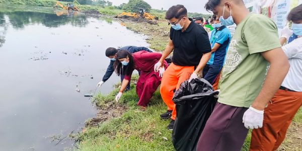 नकटिया नदी की सफाई में उतरे एक हजार विद्यार्थी, पुनर्जीवन का लिया संकल्प