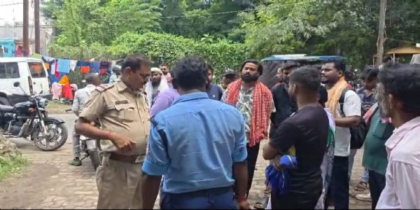 कल्याणेश्वरी पीएचई बॉटलिंग प्लांट के सामने पुराने श्रमिकों का प्रदर्शन, बाहरी लोगों की नियुक्ति का आरोप