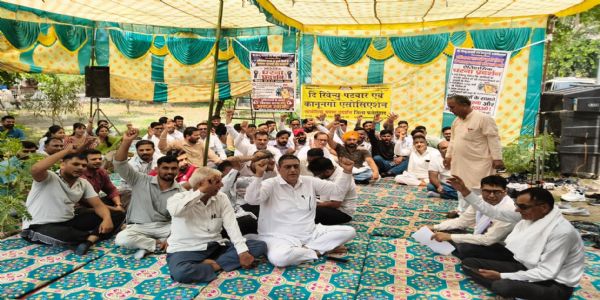 मांगों को लेकर फतेहाबाद में सांकेतिक धरने पर बैठे पटवारी