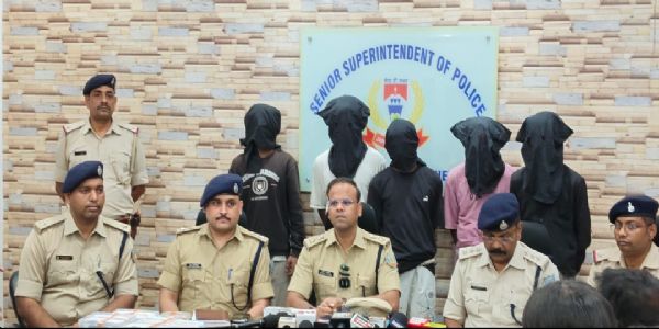 एमजीएम अस्पताल के पास जुटे पांच अपराधी गिरफ्तार, 31 मोबाइल, स्कूटी और जेवर बरामद
