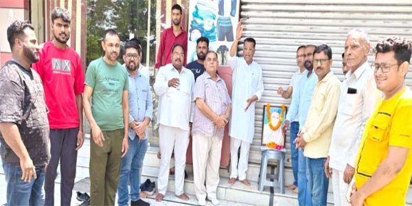 राजीव गांधी की जयंती पर कांग्रेसजनों ने अर्पित की श्रद्धांजलि