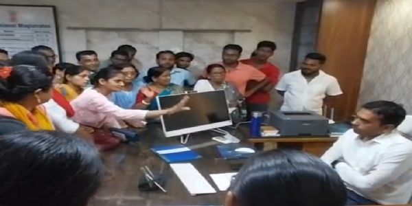 अन्नपूर्णा योजना की राशि नहीं मिलने पर महिलाओं ने एसडीओ कार्यालय का किया घेराव