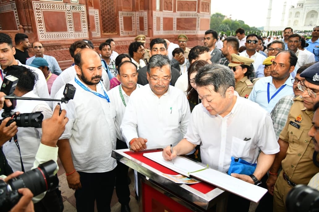 उप्र : आगरा के ताजमहल में जापानी डेलिगेशन उप्र : आगरा के ताजमहल में जापानी डेलिगेशन