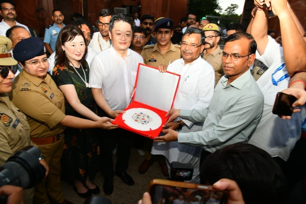 उप्र : आगरा के ताजमहल में जापानी डेलिगेशन उप्र : आगरा के ताजमहल में जापानी डेलिगेशन