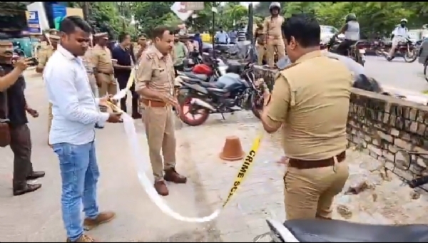 घटना की जांच कर रही पुलिस टीम घटना की जांच कर रही पुलिस टीम