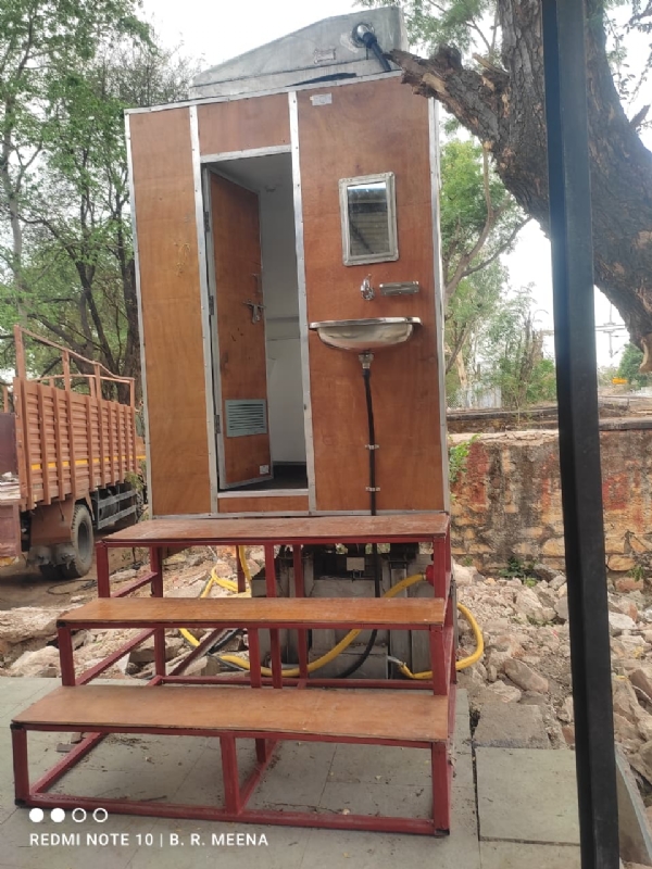 रेलवे के कचरे से तैयार शौचालय का छाया चित्र