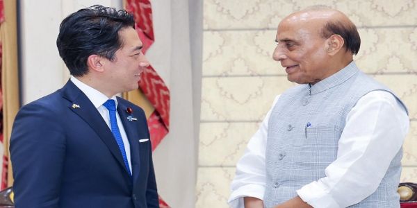 नई दिल्ली में जापान के रक्षा मंत्री शिंजिरो कोइजुमी का स्वागत करते रक्षा मंत्री राजनाथ सिंह नई दिल्ली में जापान के रक्षा मंत्री शिंजिरो कोइजुमी का स्वागत करते रक्षा मंत्री राजनाथ सिंह