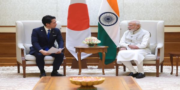 जापान के रक्षा मंत्री शिंजिरो कोइजुमी गुरुवार को प्रधानमंत्री नरेन्द्र मोदी से मुलाकात के दौरान
