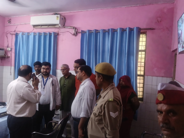 स्कूल बस से दुर्घटना ग्रस्त बच्चों के हालचाल लेते यूपी जिलाधिकारी  परमानंद झा