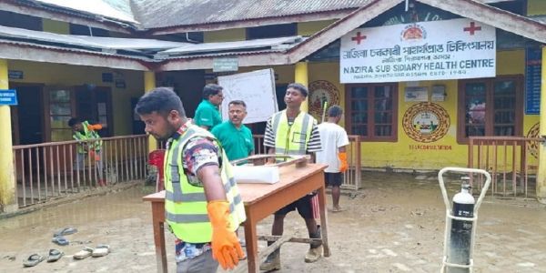 असमः बाढ़ प्रभावित स्वास्थ्य केंद्र की सफाई का दृश्य असमः बाढ़ प्रभावित स्वास्थ्य केंद्र की सफाई का दृश्य