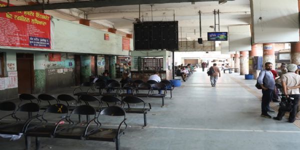 पंजाब बंद के दाैरान खाली पड़ा लुधियाना का बस अड्डा