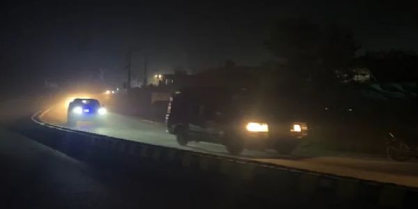 पाकिस्तान की पुलिस ने 21 अगस्त को सूरज निकलने से पहले कड़ी सुरक्षा के बीच पीटीआई संस्थापक इमरान खान को रावलपिंडी की आदियाला जेल से निकालकर शिफा अस्पताल इस्लामाबाद पहुंचाया । फोटो - जियो न्यूज पाकिस्तान की पुलिस ने 21 अगस्त को सूरज निकलने से पहले कड़ी सुरक्षा के बीच पीटीआई संस्थापक इमरान खान को रावलपिंडी की आदियाला जेल से निकालकर शिफा अस्पताल इस्लामाबाद पहुंचाया । फोटो - जियो न्यूज