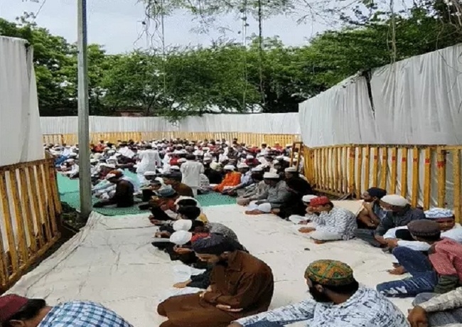 भोजशाला परिसर के पीछ जुमे की नमाज अदा करते हुए मुस्लिम समाज के लोग भोजशाला परिसर के पीछ जुमे की नमाज अदा करते हुए मुस्लिम समाज के लोग
