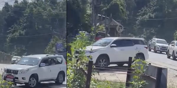 सड़क मार्ग से यात्रा करते प्रधानमंत्री का काफिला सड़क मार्ग से यात्रा करते प्रधानमंत्री का काफिला
