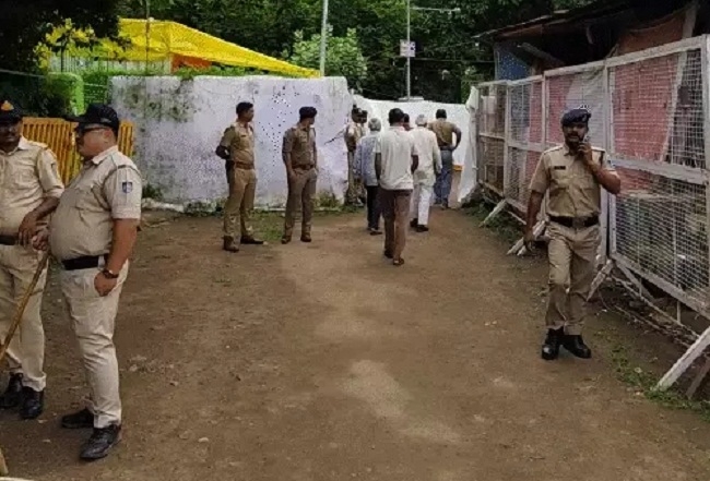 भोजशाला परिसर में एंट्री गेट पर तैनात पुलिसकर्मी भोजशाला परिसर में एंट्री गेट पर तैनात पुलिसकर्मी