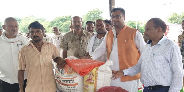 बाढ़ पीड़ितों के बीच पहुंचे विधायक शशांक वर्मा, एसडीएम के साथ बांटी राहत किट