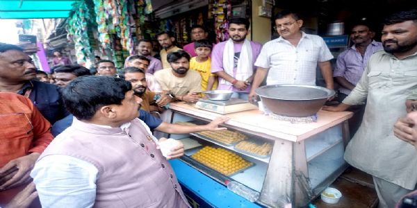 मप्रः मुख्यमंत्री डॉ. यादव ने टीकमगढ़ में की नागरिकों और लघु व्यवसायियों से की चर्चा