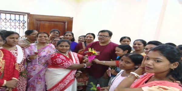अन्नपूर्णा भंडार की राशि मिलने से उत्साहित महिलाओं ने फूल-मिठाई देकर भाजपा विधायक का जताया आभार