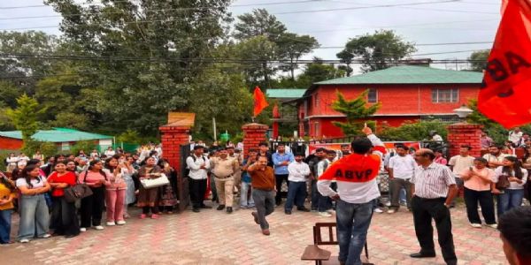 एचपीयू के क्षेत्रीय केंद्र धर्मशाला में एबीवीपी ने मांगों को लेकर जड़ दिया ताला