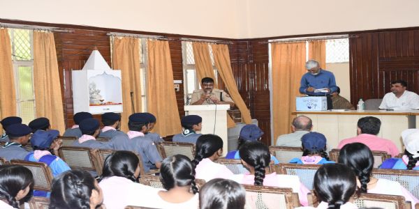 बागपत में अधिकारी विद्यार्थी संवाद: एसपी ने छात्रों को किया प्रेरित